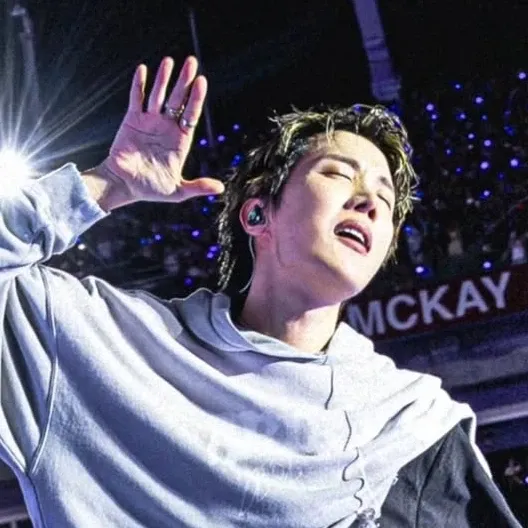 Foto terbaru j-hope (BTS)