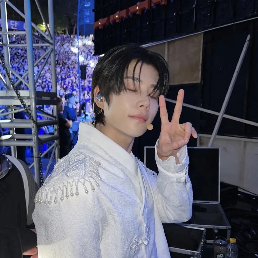 A moment captured by MJ (ASTRO)'s fan