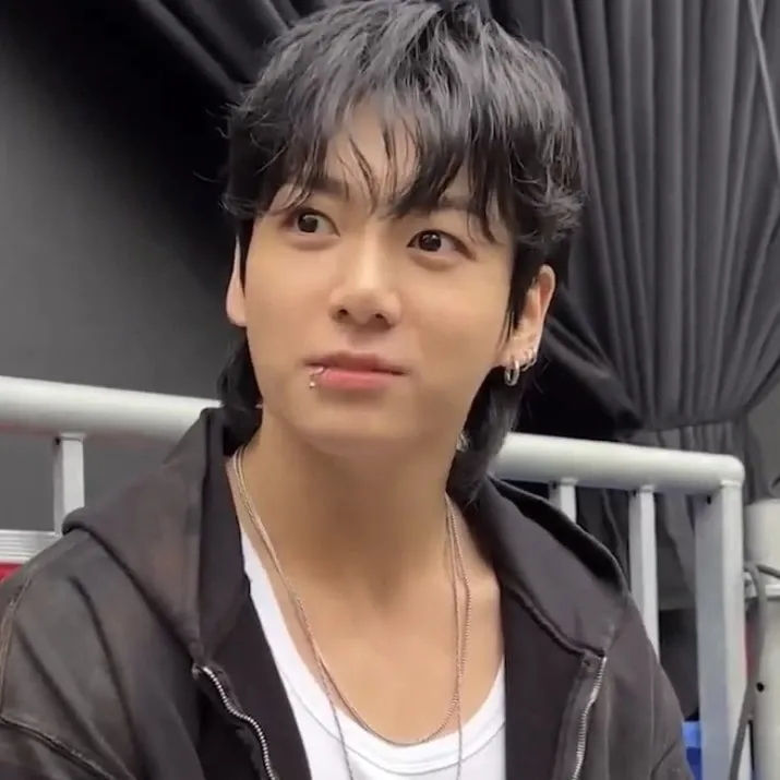 Foto aktivitas terbaru Jungkook (BTS)