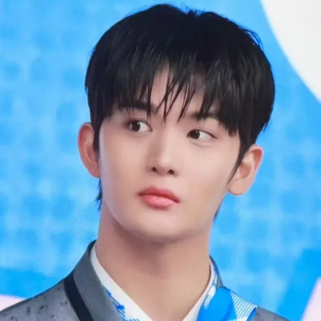 ペ・ジニョンの最近の活動写真