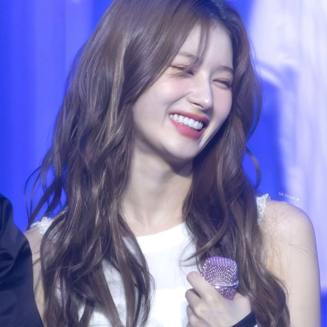 Potret di balik layar Sana (TWICE)