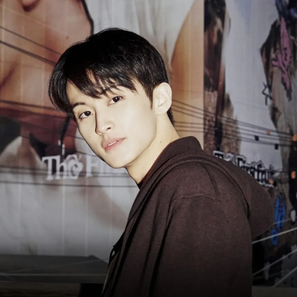 Behind-the-scenes cut of Mark