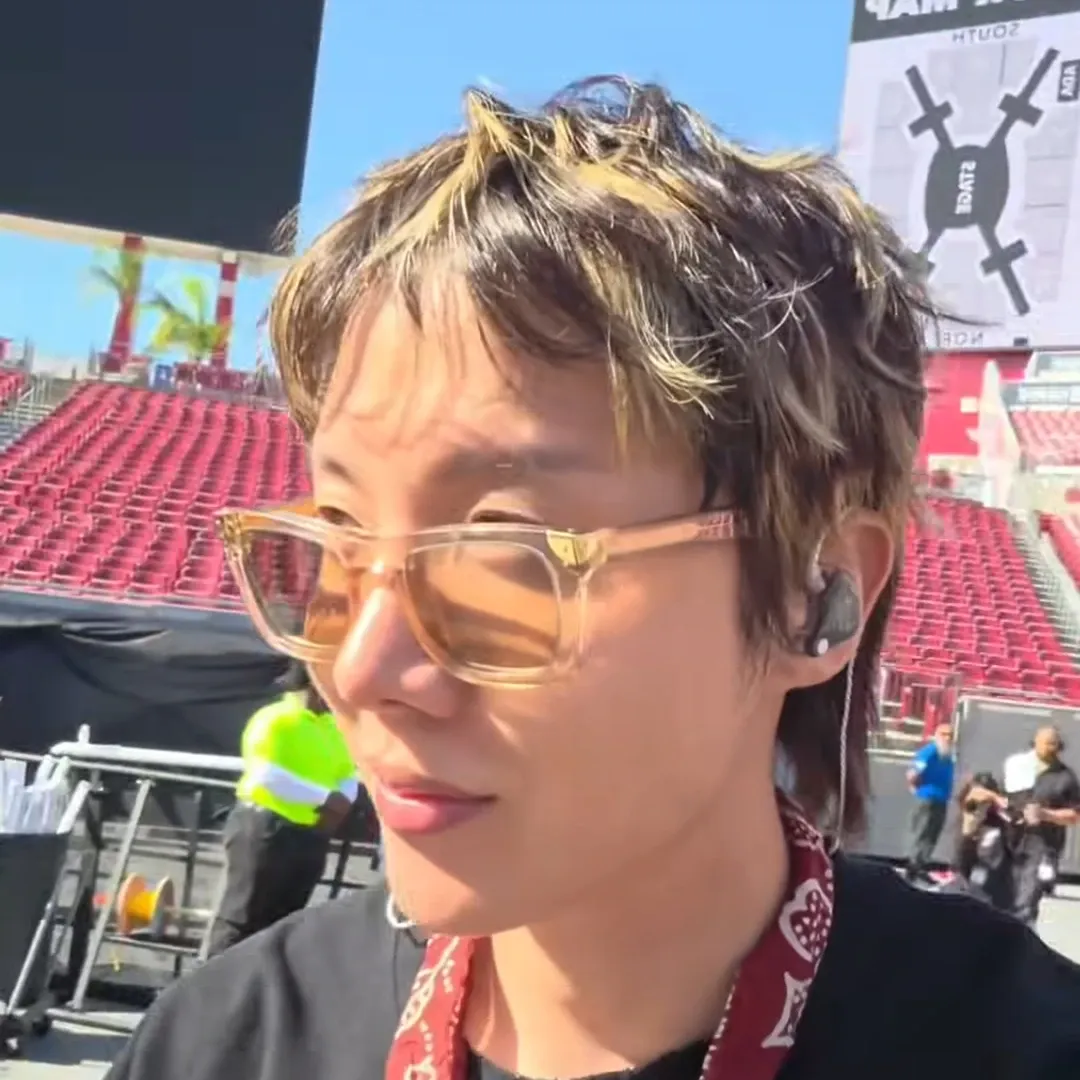 Foto aktivitas terbaru j-hope (BTS)