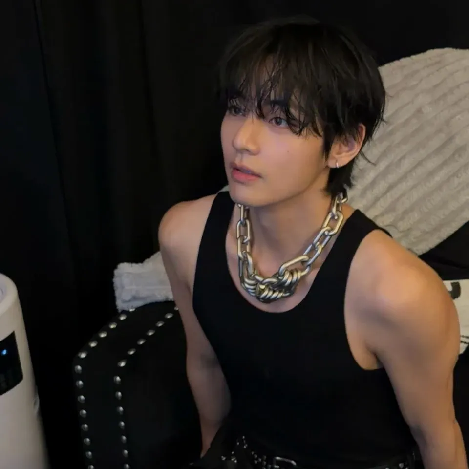 Foto aktivitas terbaru V (BTS)