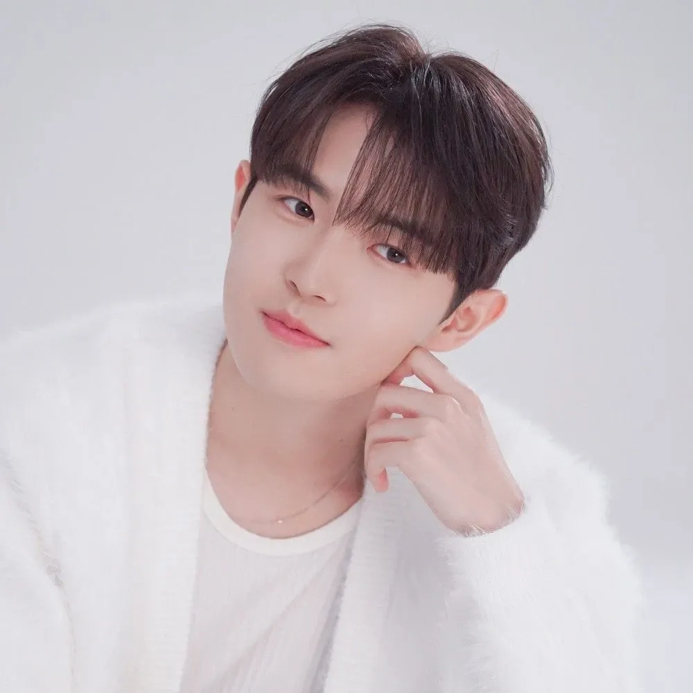 Behind-the-scenes cut of Kim Jaehwan