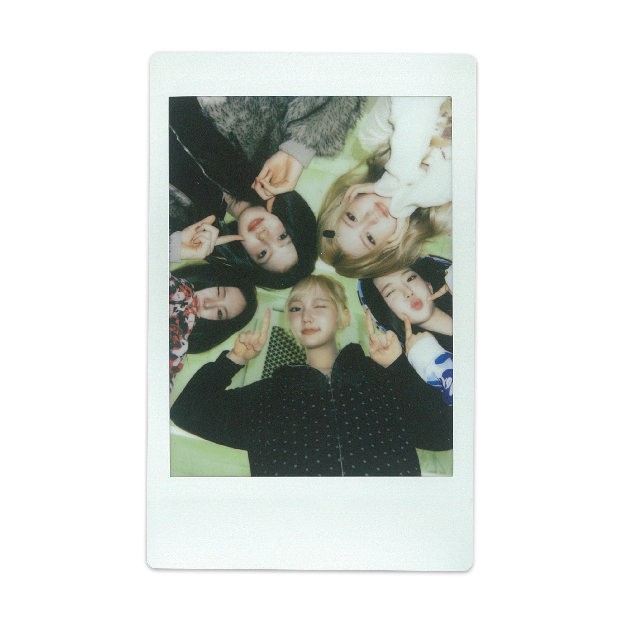 A moment captured by KiiiKiii's fan