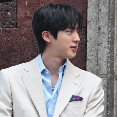 Momen yang diabadikan oleh penggemar Jin (BTS)