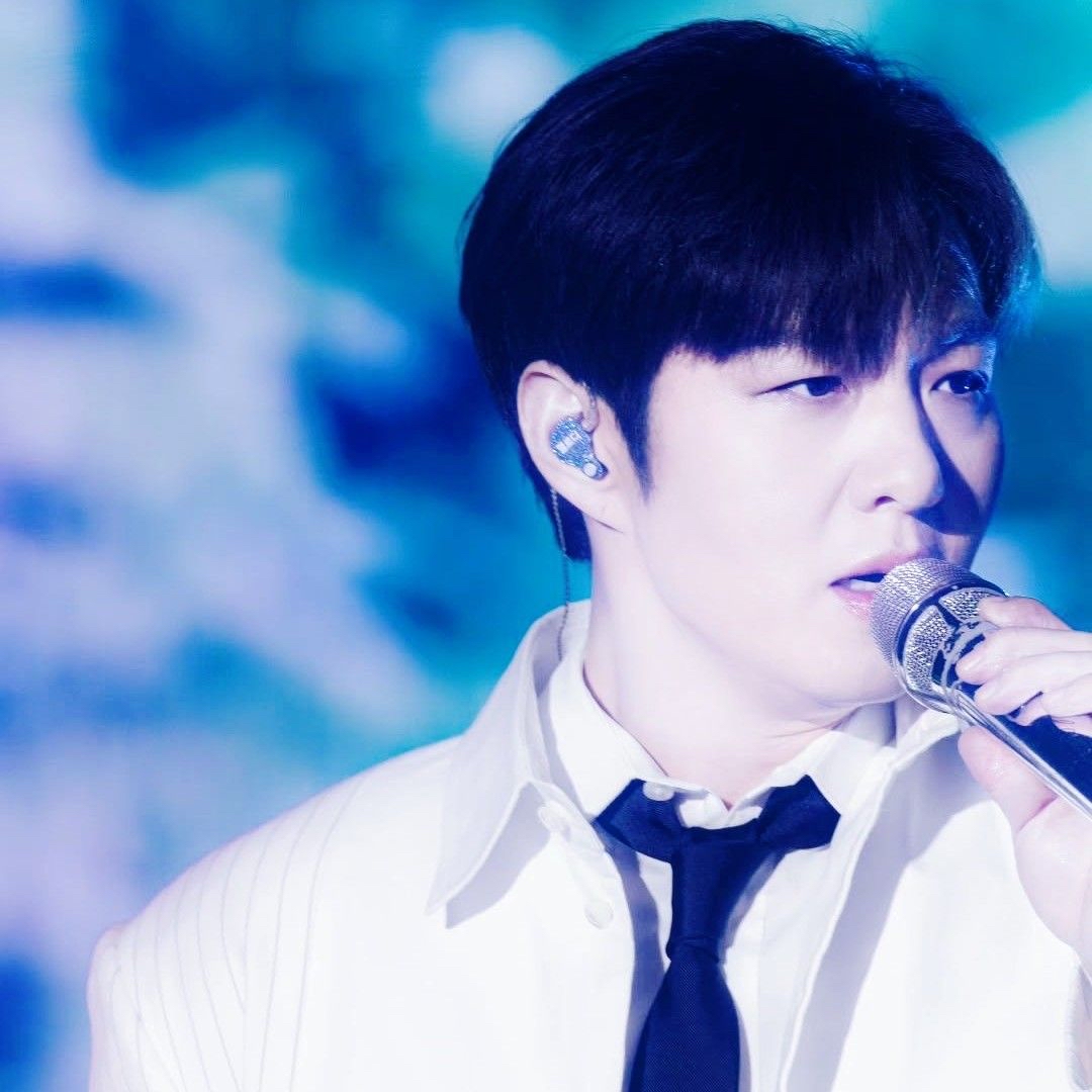 Recent activity shot of Lee Changsub (BTOB)