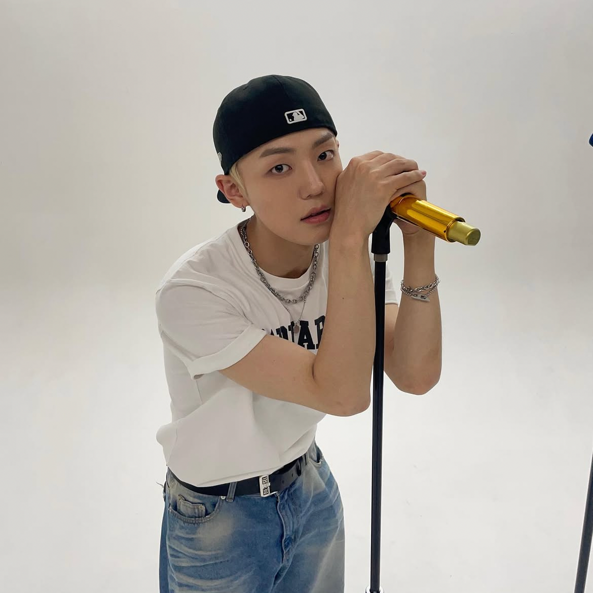 Behind-the-scenes cut of Chan (A.C.E)