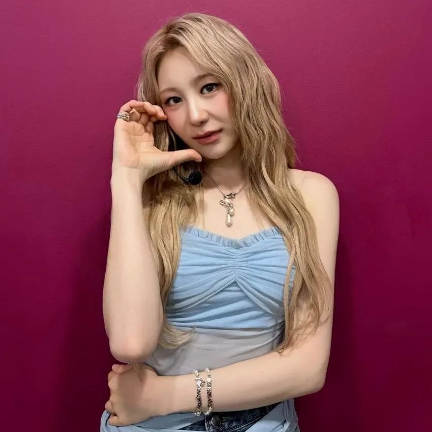 A moment captured by Lee Chaeyeon's fan