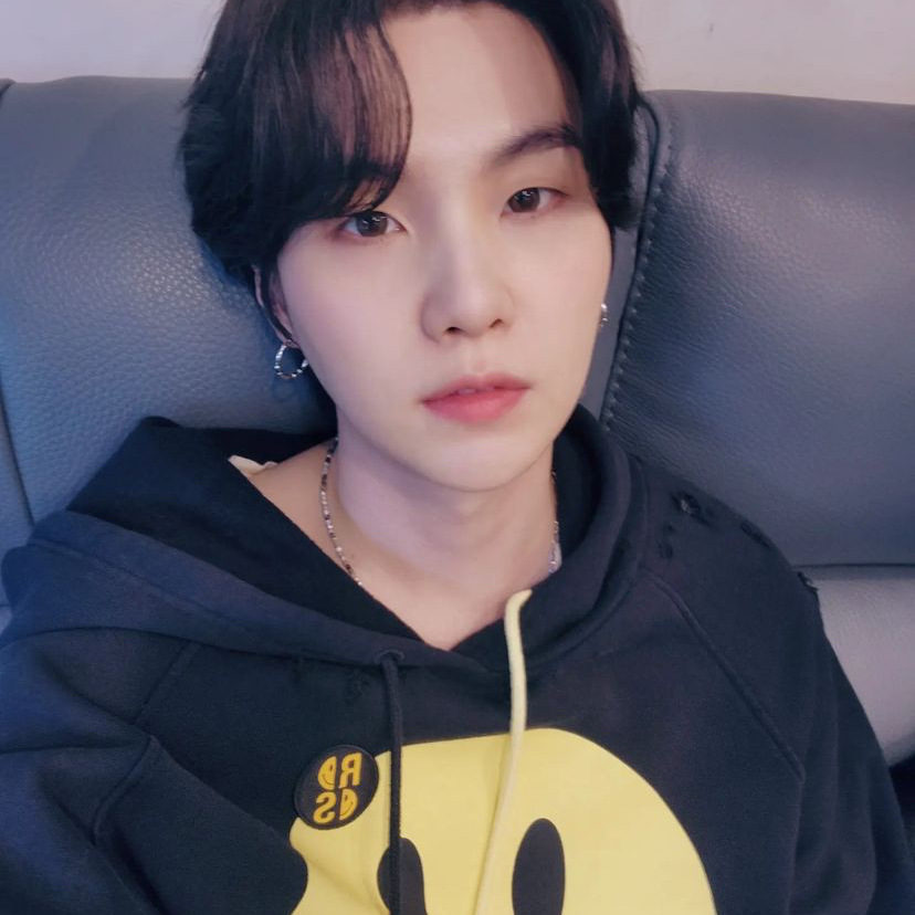 Foto aktivitas terbaru SUGA (BTS)