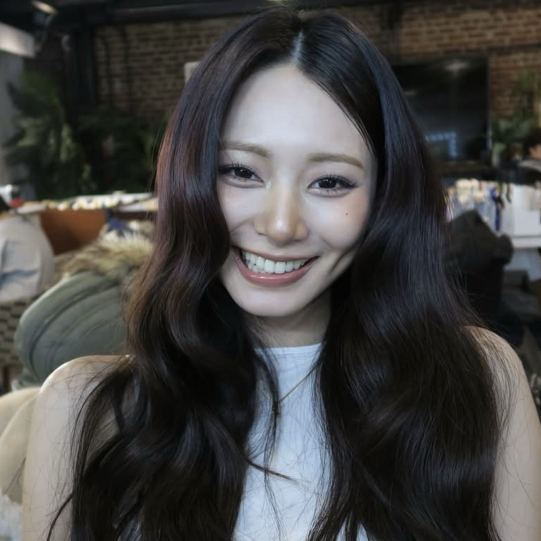 Foto aktivitas terbaru Tzuyu (TWICE)