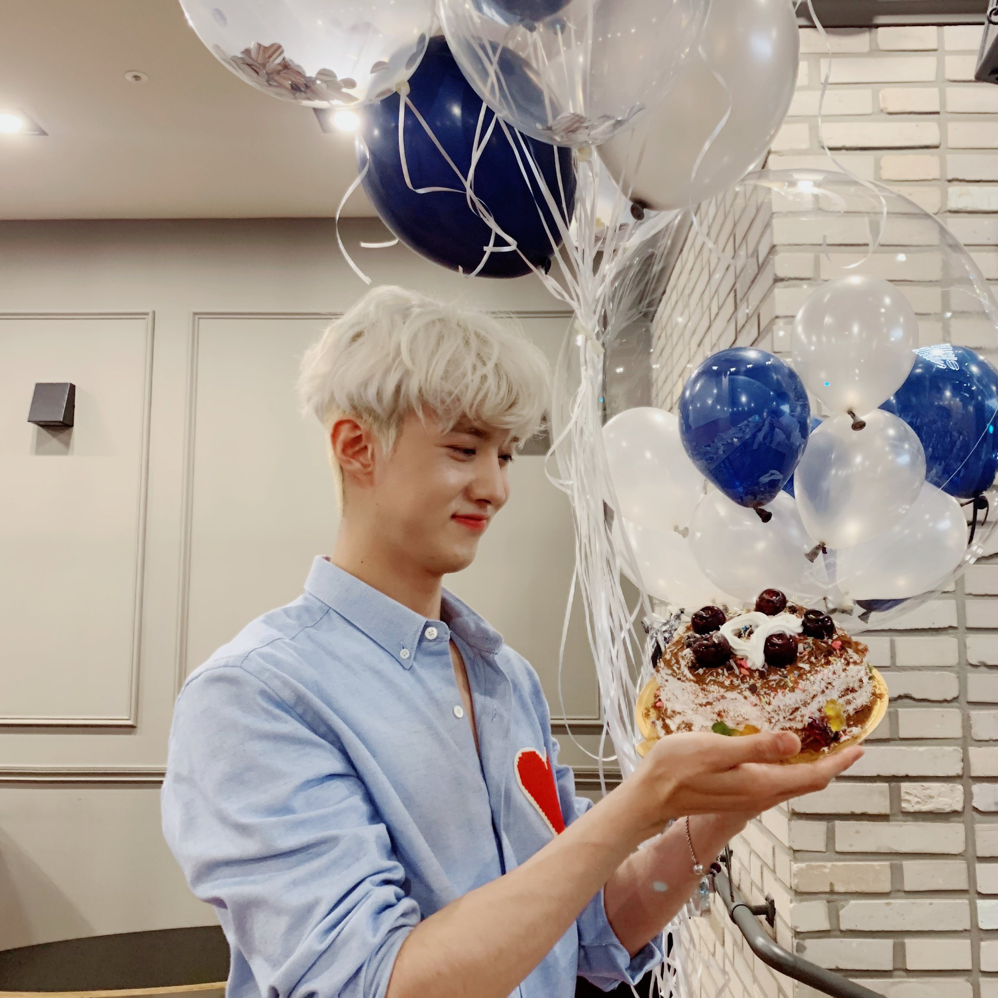 A moment captured by PENTAGON's fan