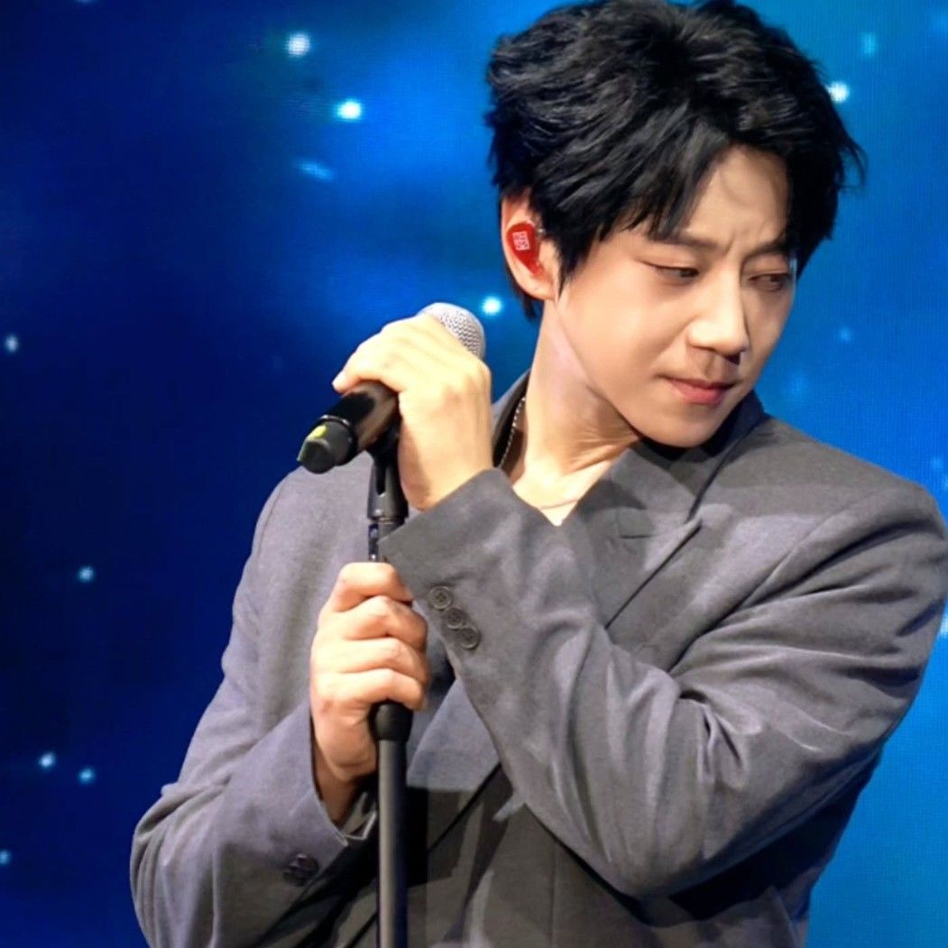 A moment captured by Hwang Chiyeol's fan