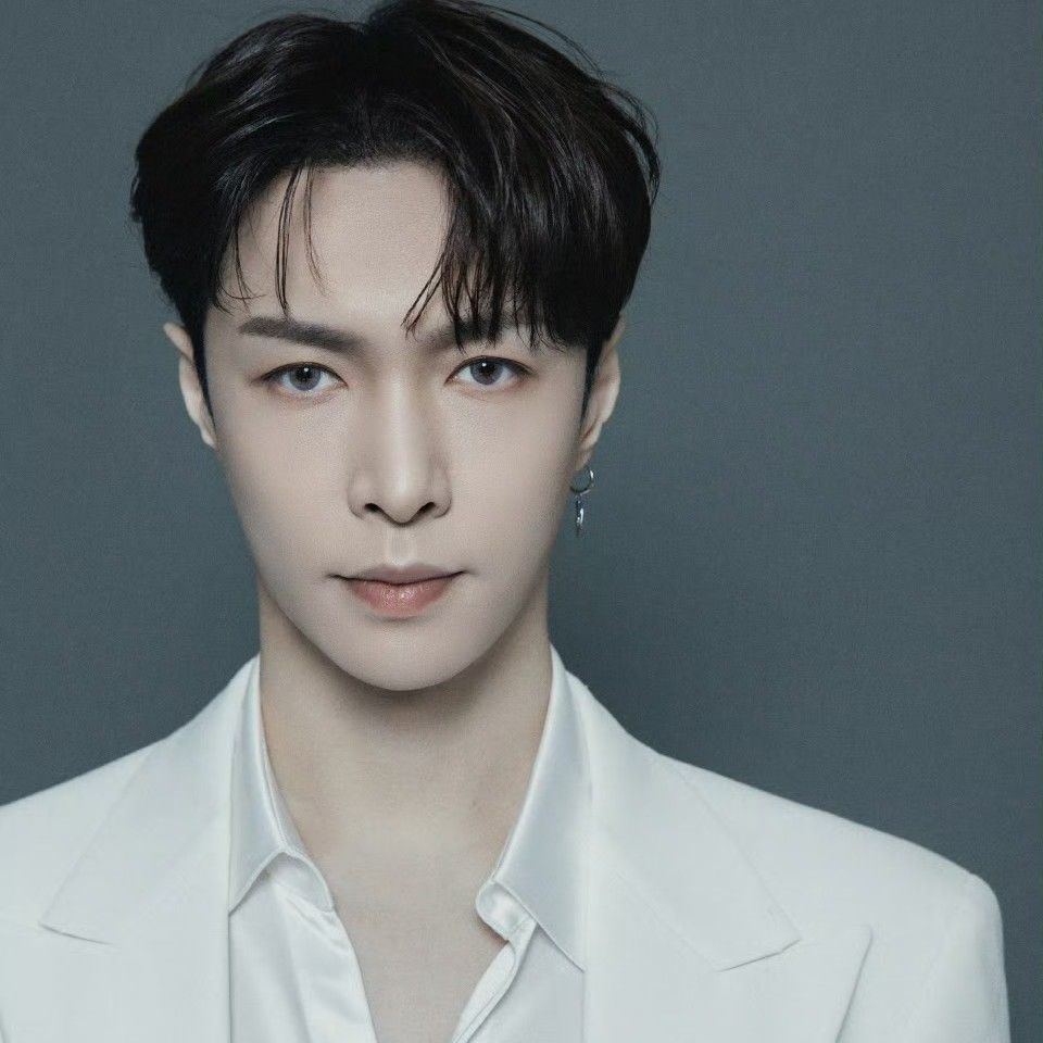 Recent activity shot of Lay (EXO)