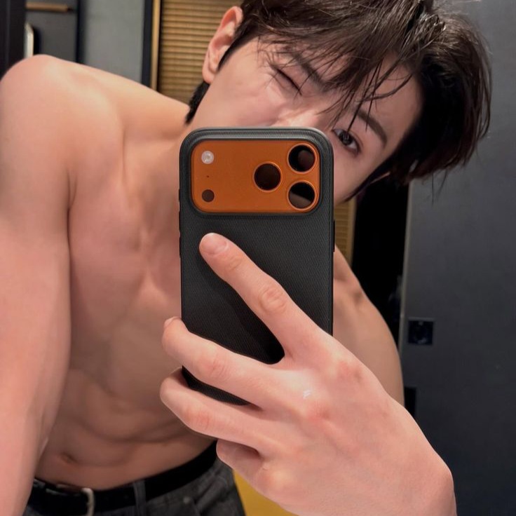 Behind-the-scenes cut of Yonghee (CIX)