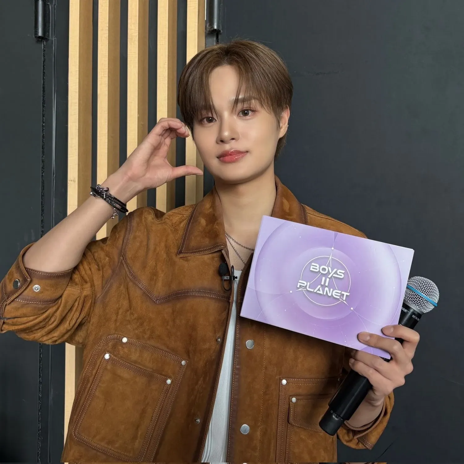 A moment captured by Lee Daehwi (AB6IX)'s fan