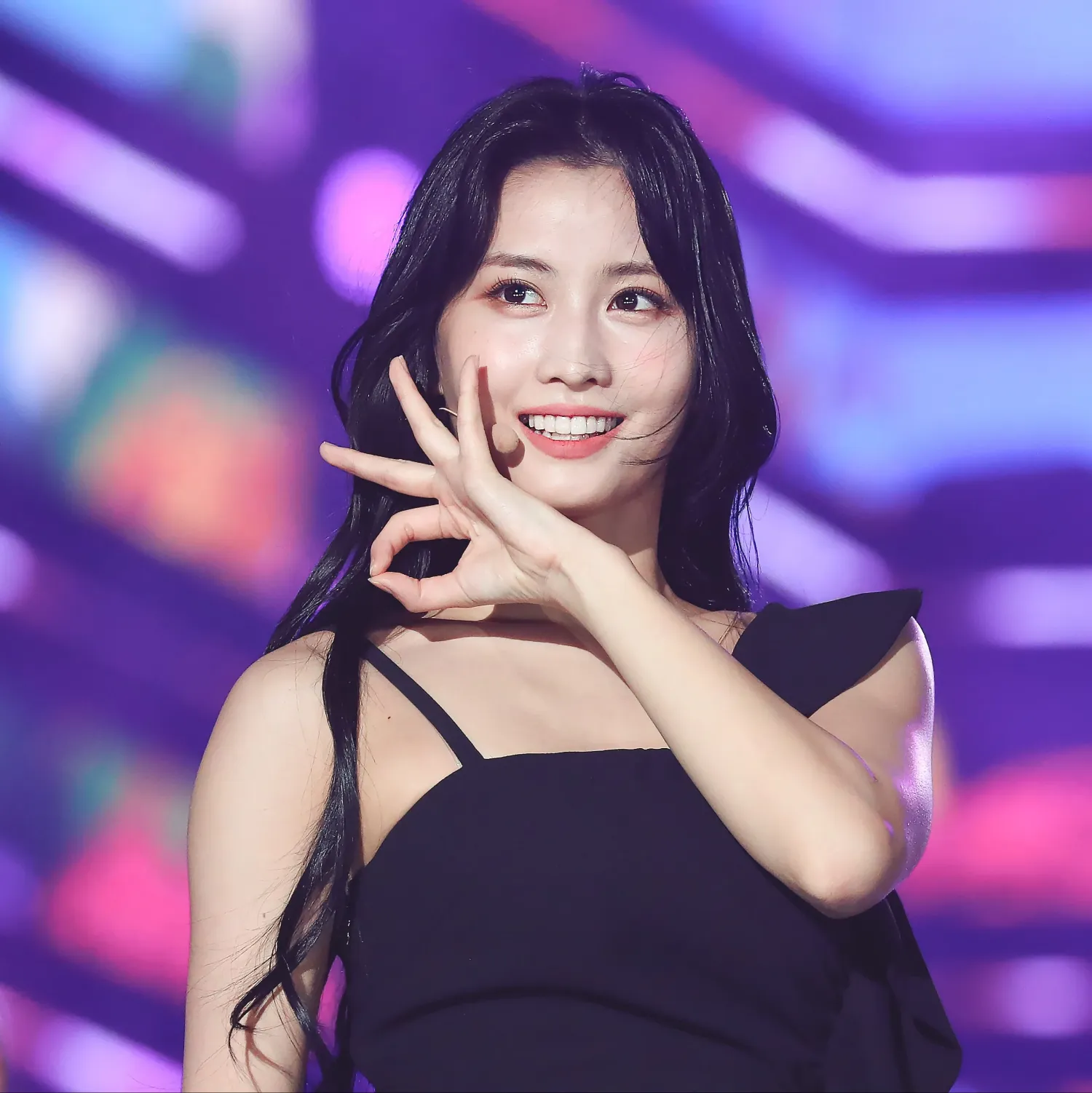 Foto aktivitas terbaru Momo (TWICE)