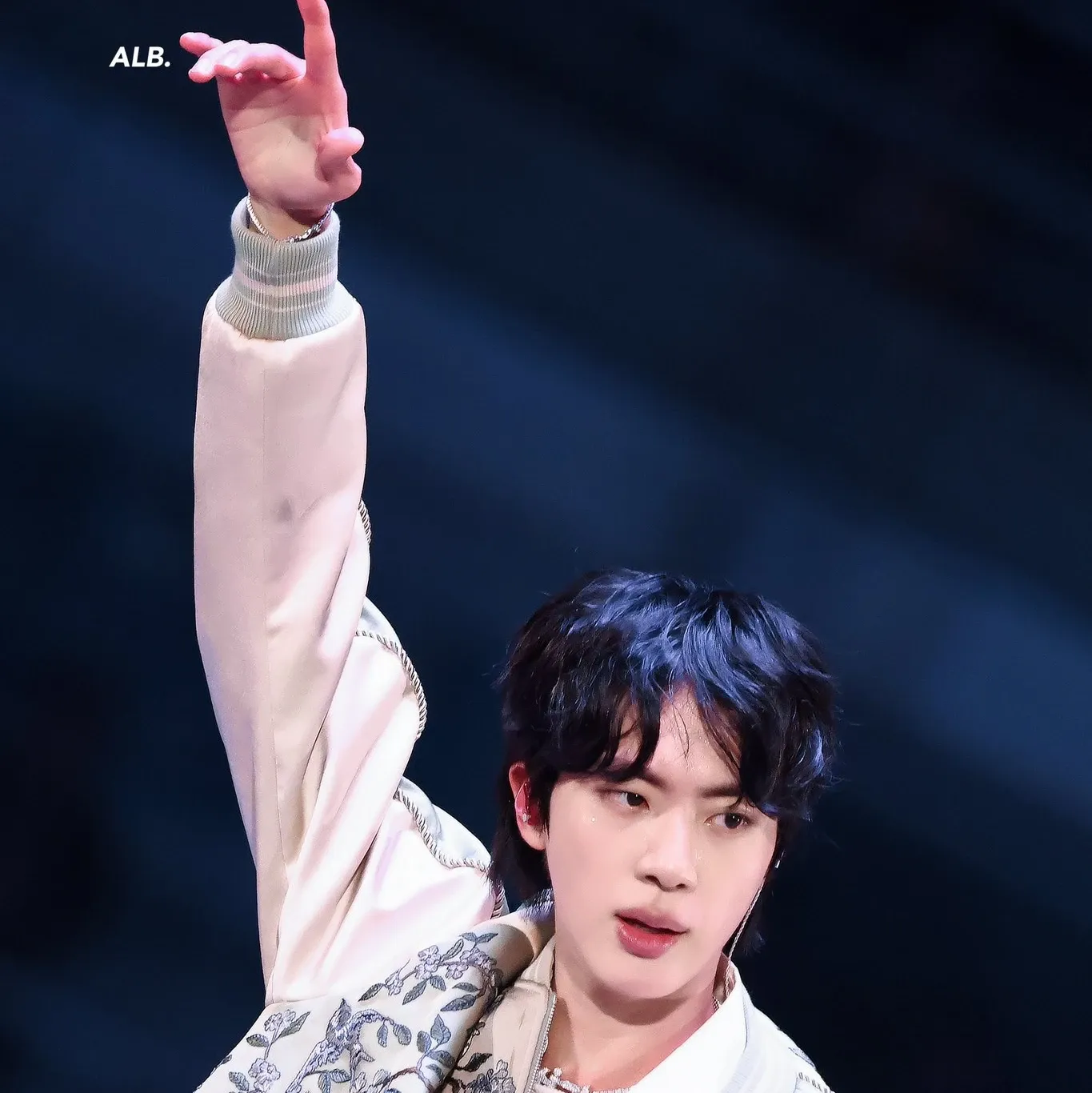 Foto aktivitas terbaru Jin (BTS)