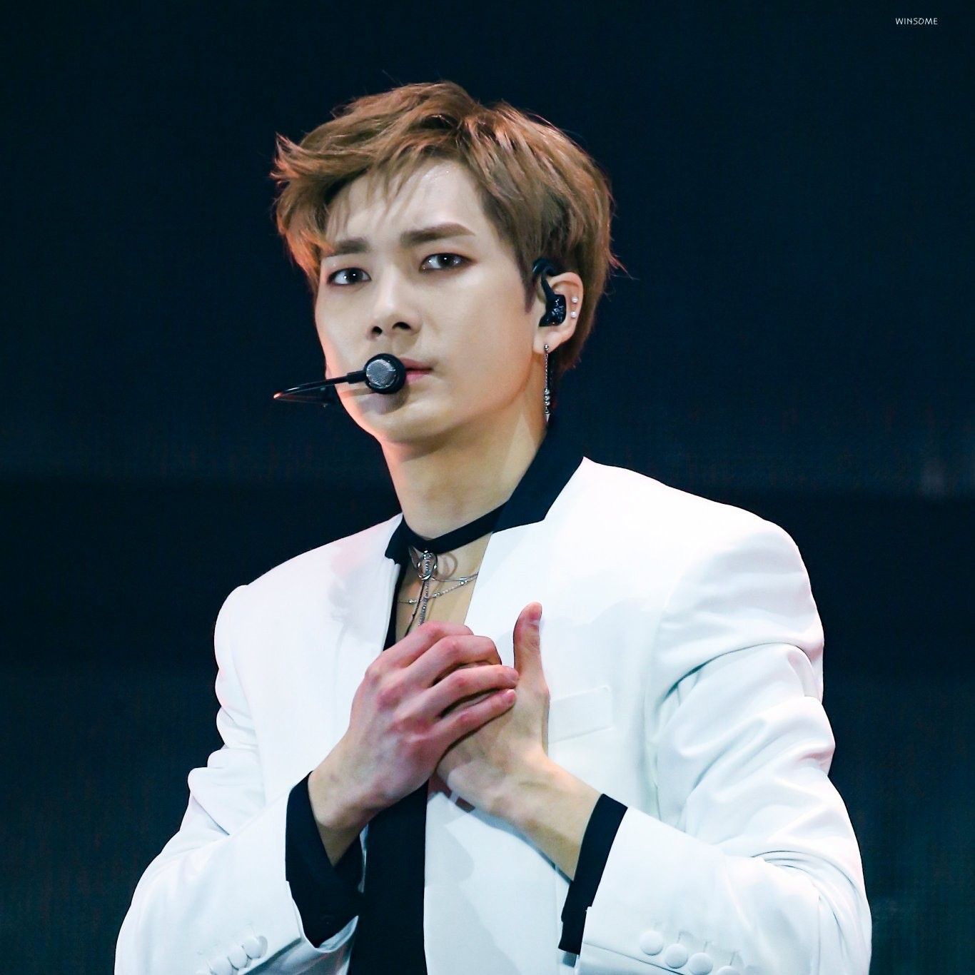 Behind-the-scenes cut of Aron