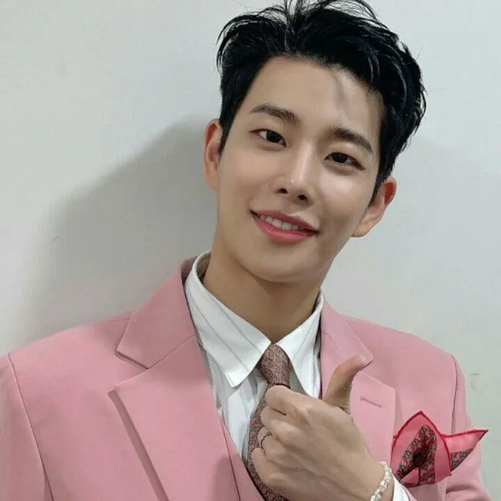 A moment captured by MJ (ASTRO)'s fan