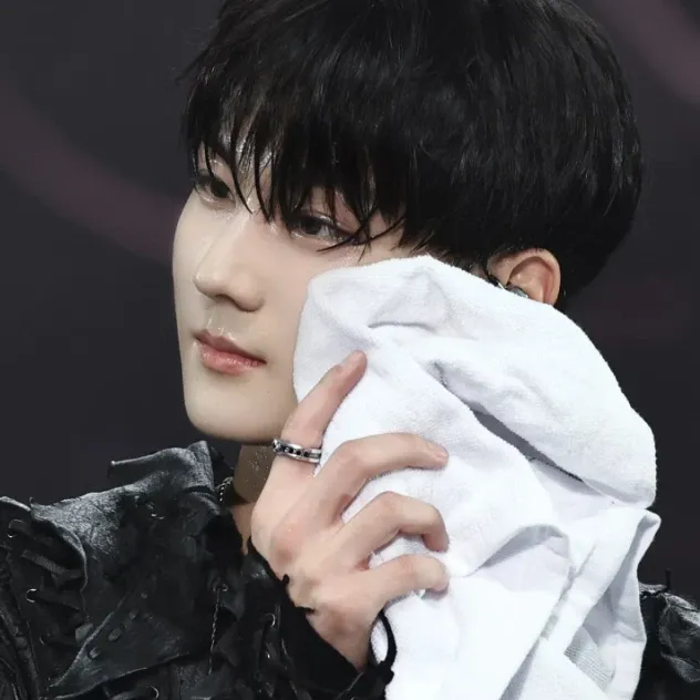Latest photo of Jungwon (ENHYPEN)