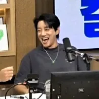 A moment captured by Hwang Chiyeol's fan