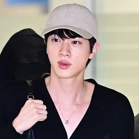 Foto aktivitas terbaru Jin (BTS)