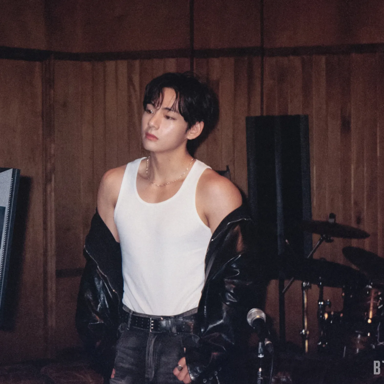 V (BTS)の舞台裏ショット