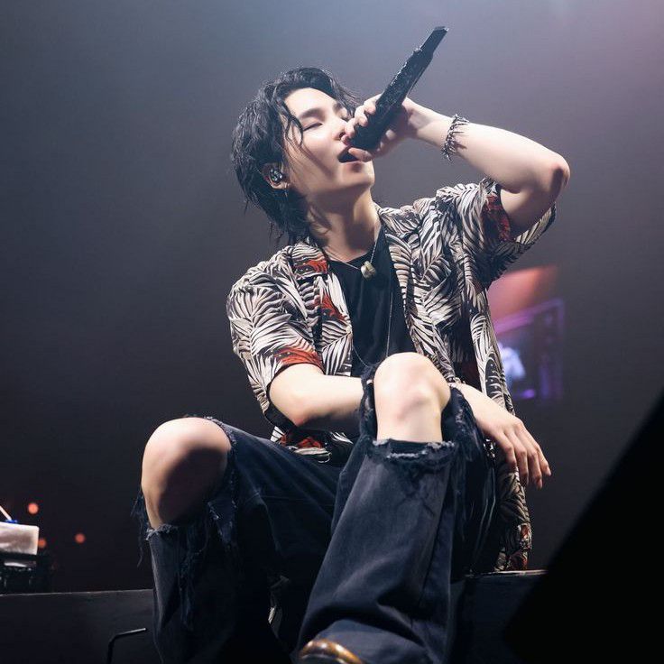 Foto aktivitas terbaru SUGA (BTS)