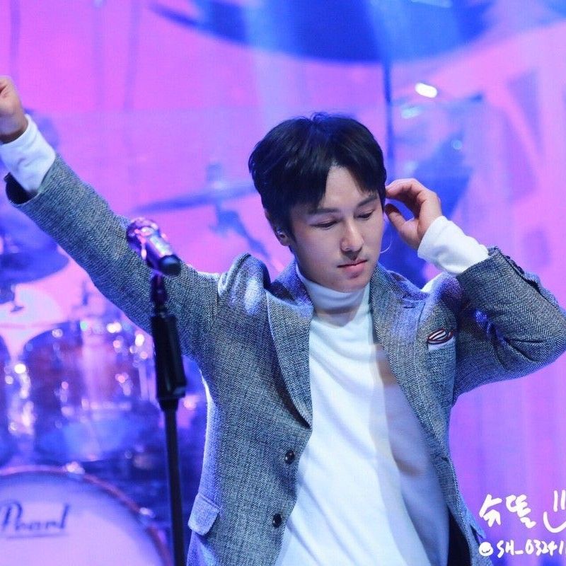 A moment captured by Kim Dongwan (SHINHWA)'s fan