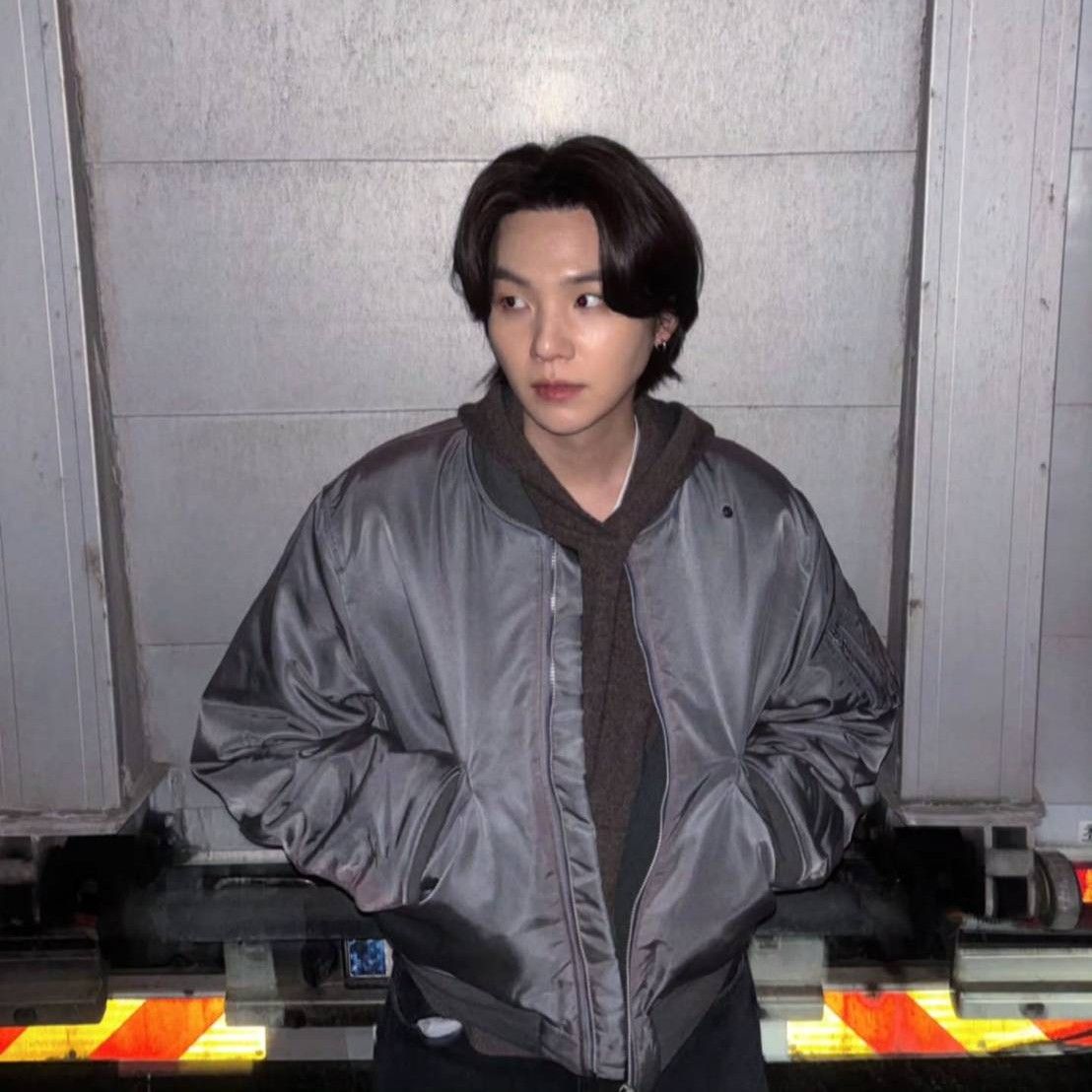 Foto aktivitas terbaru SUGA (BTS)