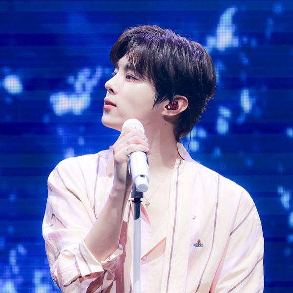 Foto perwakilan Kim Wooseok yang bersinar hari ini di Choeaedol