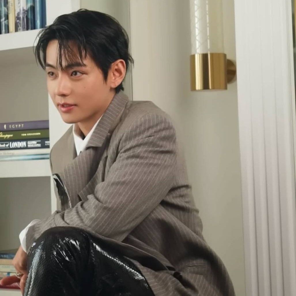 뷔 (방탄소년단)의 최신 사진