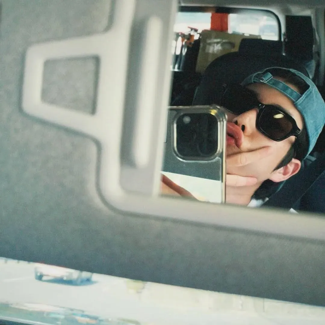 A moment captured by MJ (ASTRO)'s fan