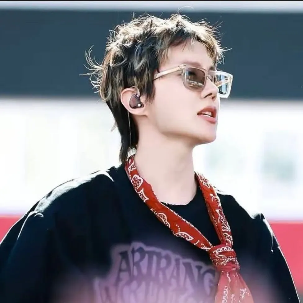 Foto aktivitas terbaru j-hope (BTS)