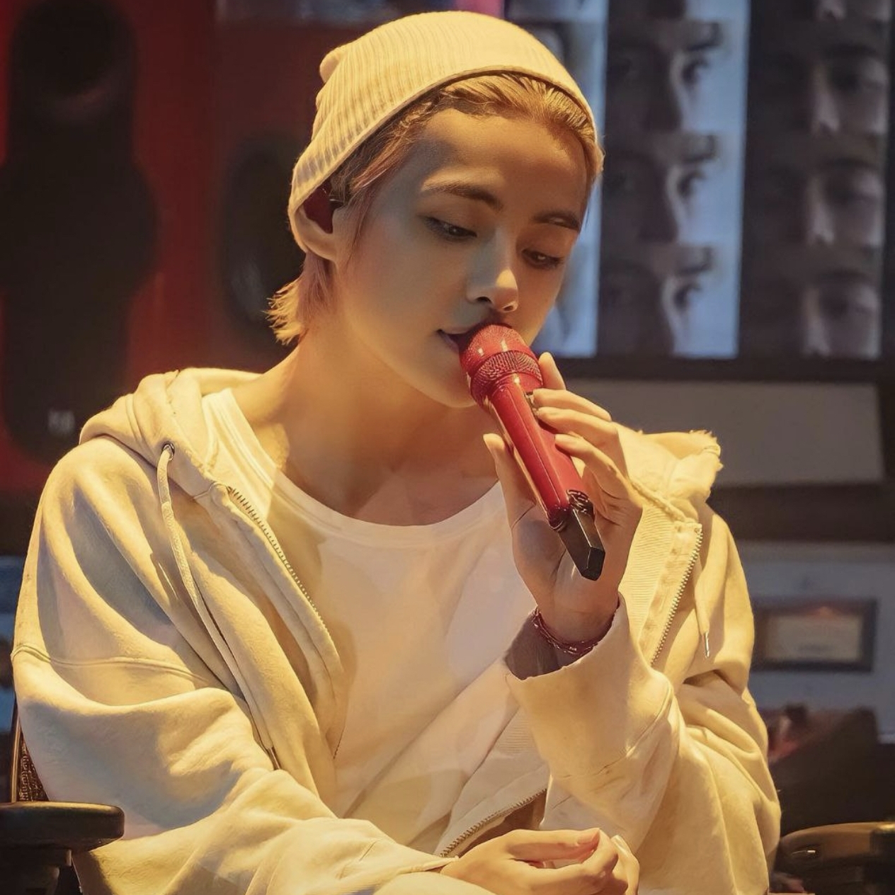 뷔 (방탄소년단)의 비하인드 컷