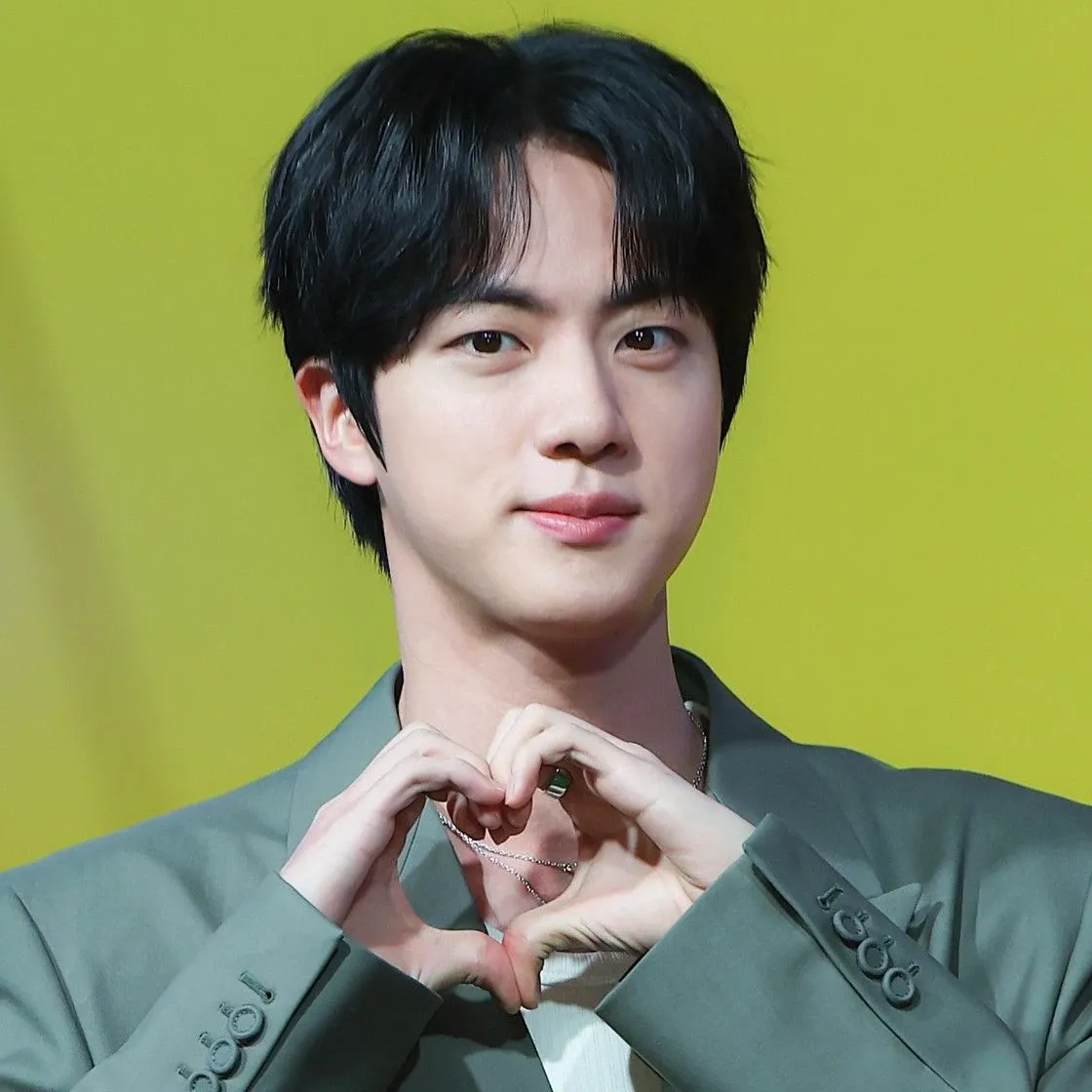 Momen yang diabadikan oleh penggemar Jin (BTS)