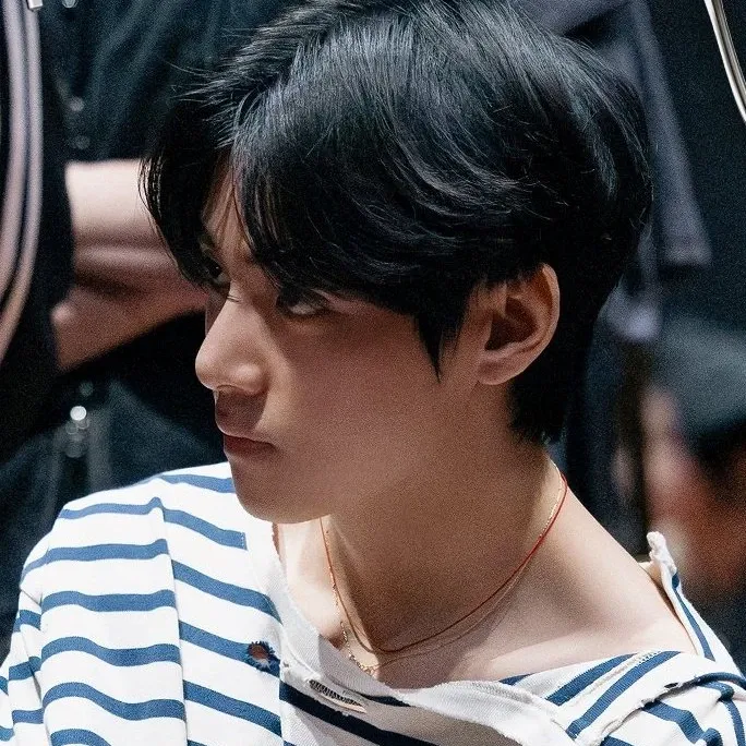 Behind-the-scenes cut of V (BTS)