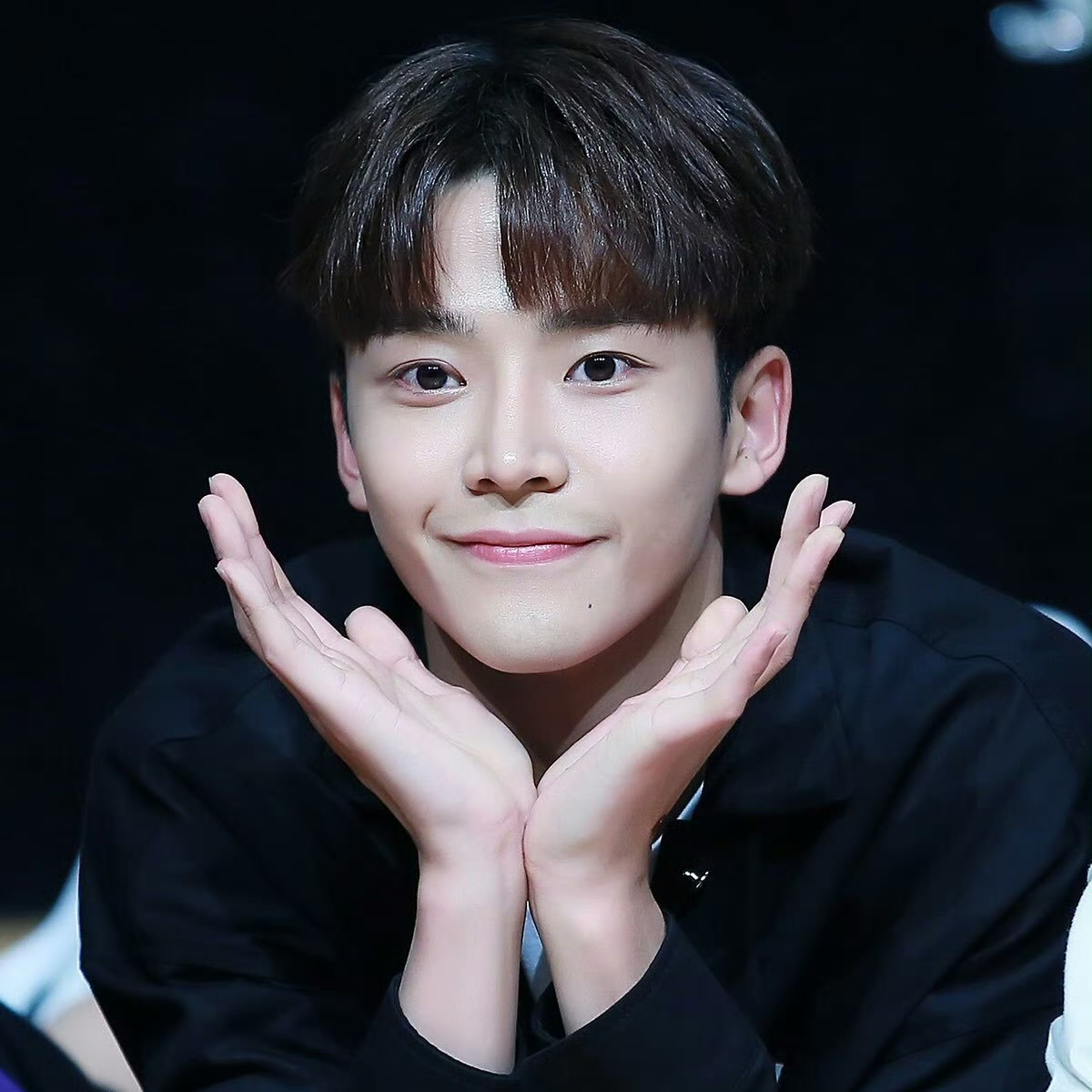 로운의 비하인드 컷