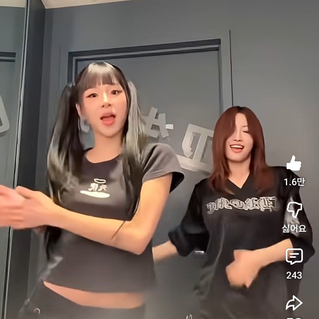 Foto aktivitas terbaru TWICE