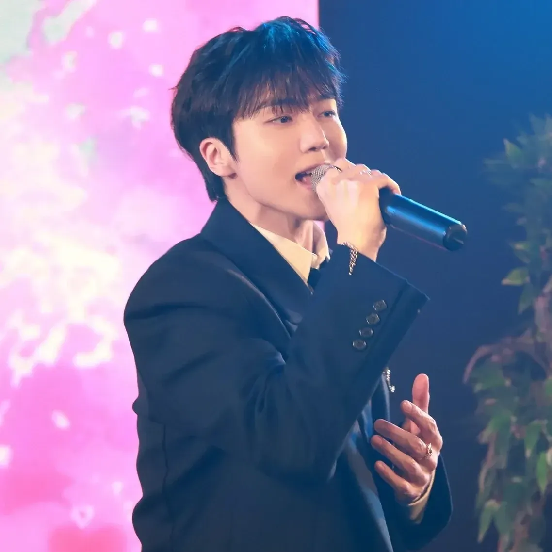 A moment captured by Jinho (PENTAGON)'s fan