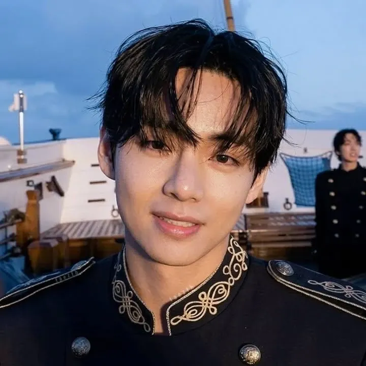 Behind-the-scenes cut of V (BTS)