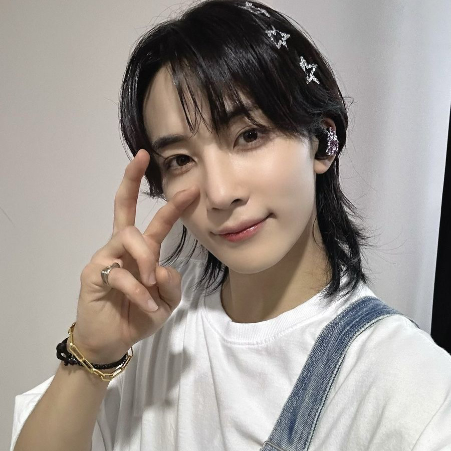 A moment captured by Jeonghan (SEVENTEEN)'s fan