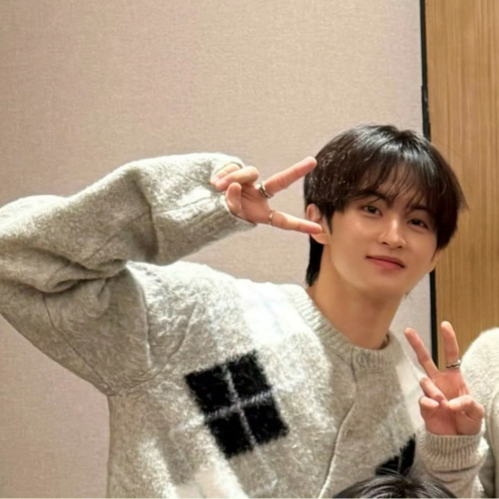 A moment captured by Mark (NCT 127, NCT DREAM)'s fan