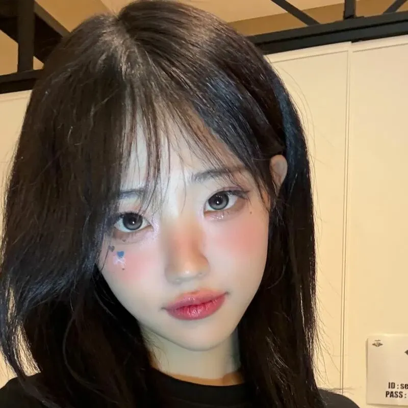 Recent activity shot of Hina (QWER)