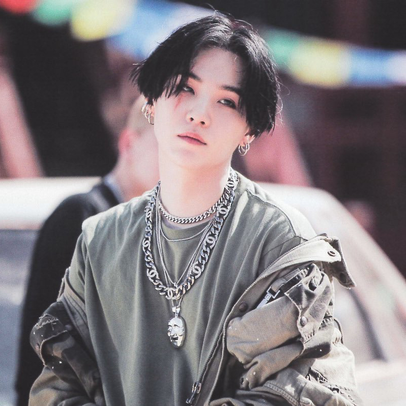 Foto aktivitas terbaru SUGA (BTS)