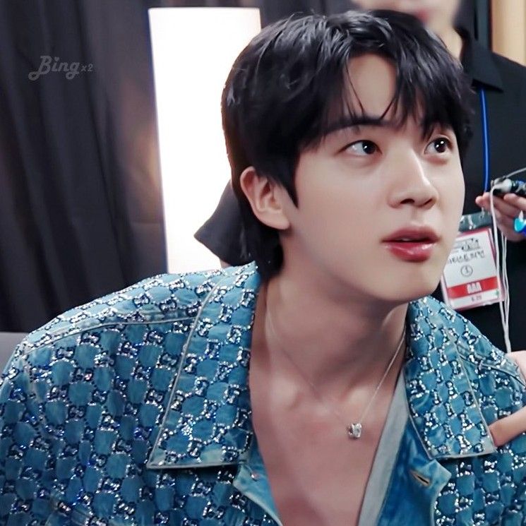 Momen yang diabadikan oleh penggemar Jin (BTS)