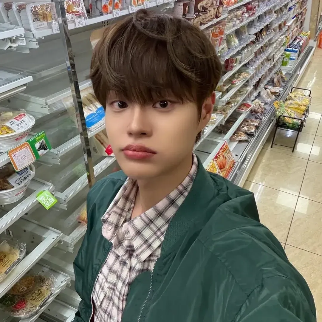 A moment captured by Lee Daehwi (AB6IX)'s fan