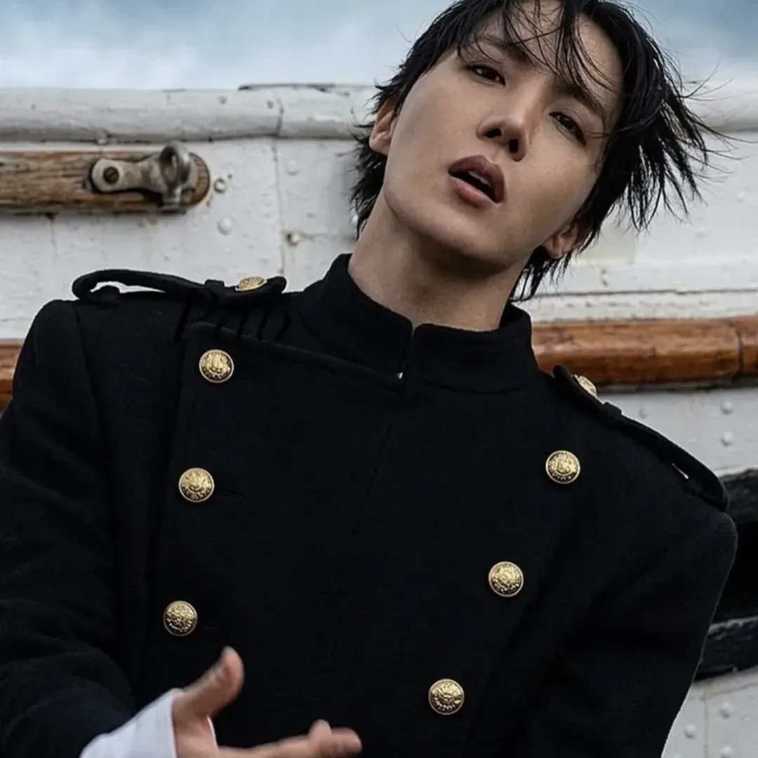 Foto aktivitas terbaru j-hope (BTS)